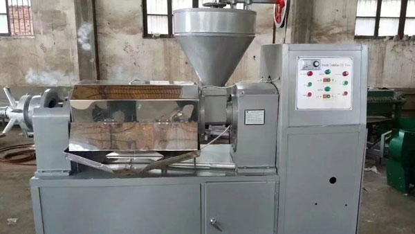 兩臺(tái)120型榨油機(jī)發(fā)往港口出口國(guó)外    